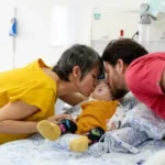 Médico, paciente e acompanhante conversando sobre o Estatuto do Paciente