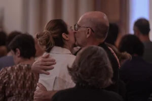 Ana Paula Renault marca presença em missa de sétimo dia do pai