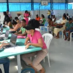 Pessoas recebendo serviços de saúde gratuitos e orientações em Feira de Santana, Bahia