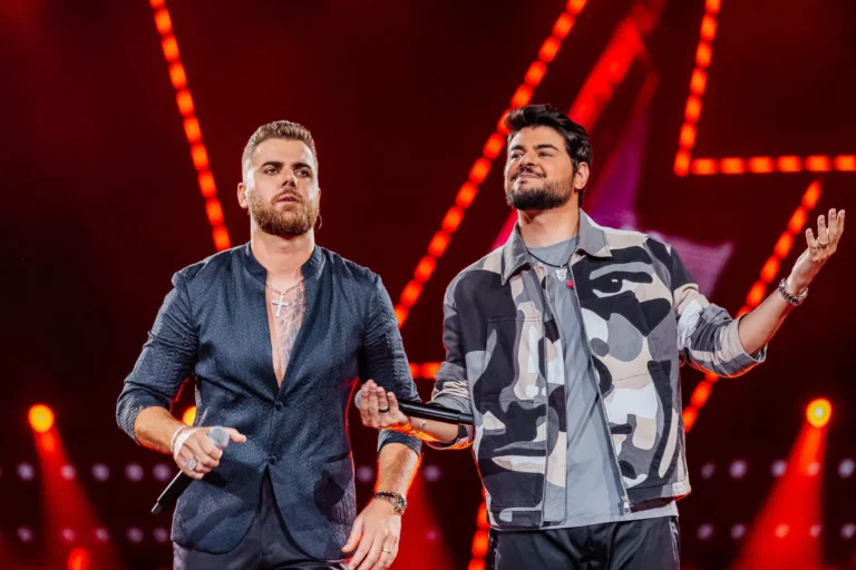 Zé Neto e Cristiano recebendo intimação sobre música proibida por decisão judicial