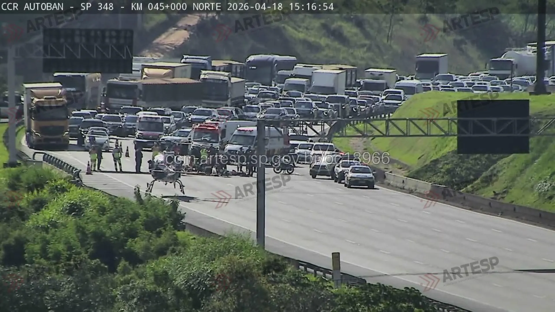 Acidente Rodovia dos Bandeirantes com motociclista ferido e resgate aéreo