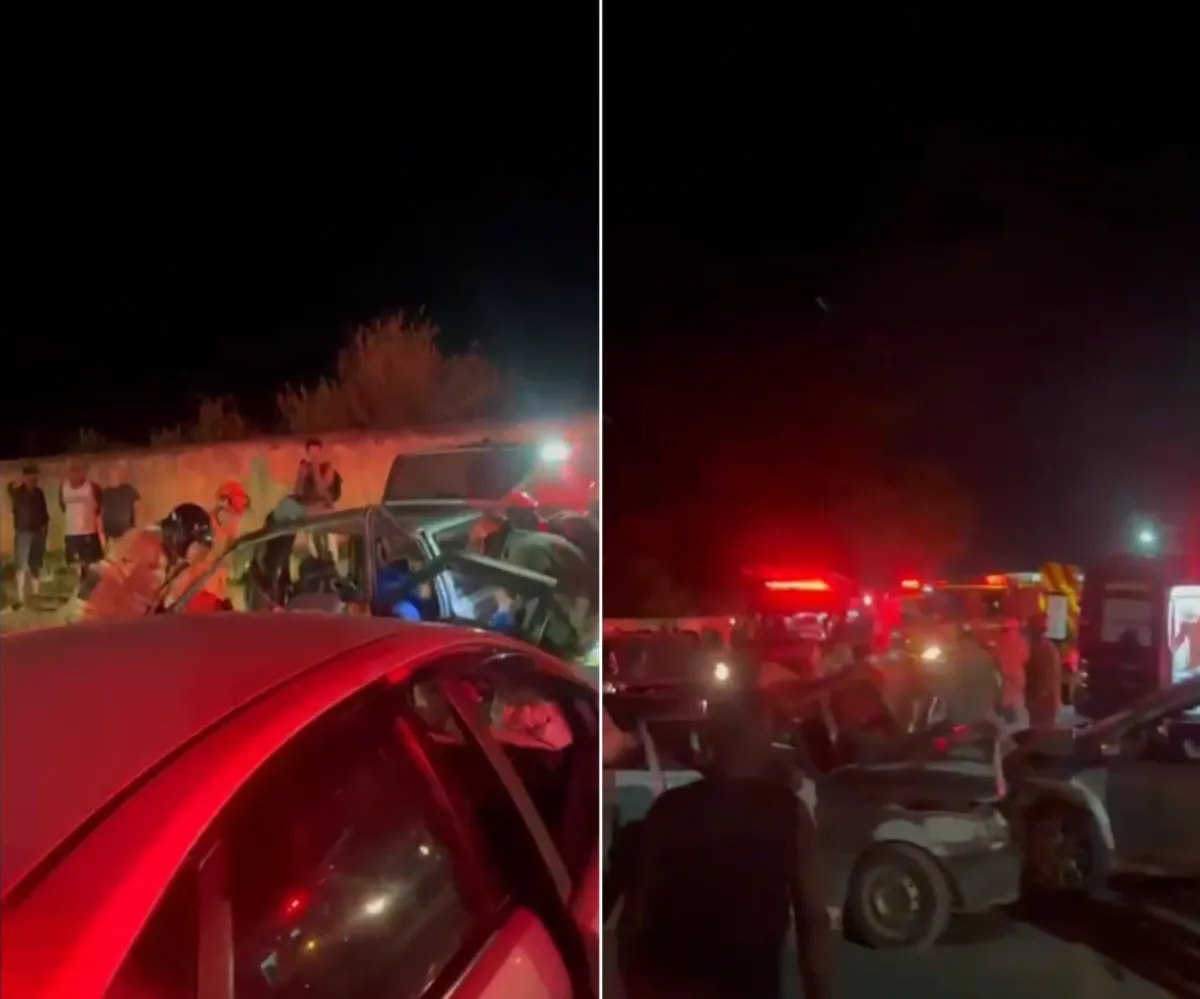 Cena de acidente multi-carro na RJ-216 com veículo destruído e luzes de emergência