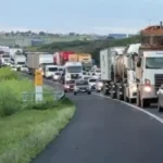 Dois caminhões colididos na Rodovia Panzan, Campinas, com faixas interditadas e veículos de socorro.