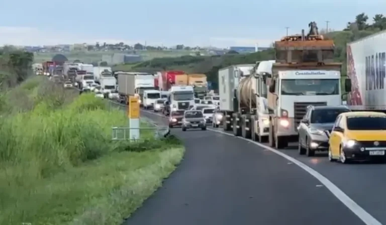 Dois caminhões colididos na Rodovia Panzan, Campinas, com faixas interditadas e veículos de socorro.
