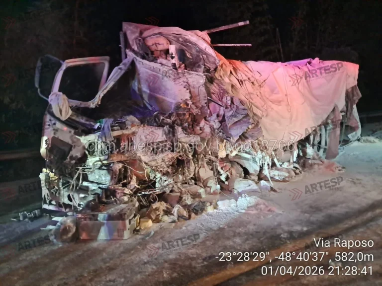 Acidente grave na Raposo Tavares, Paranapanema, com caminhões e carro, uma carreta pegando fogo e equipes de emergência.