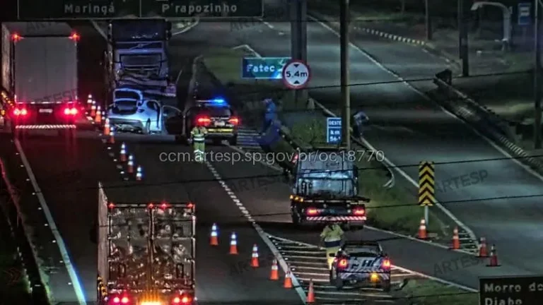 Carro e caminhão colididos na Rodovia Raposo Tavares, Presidente Prudente