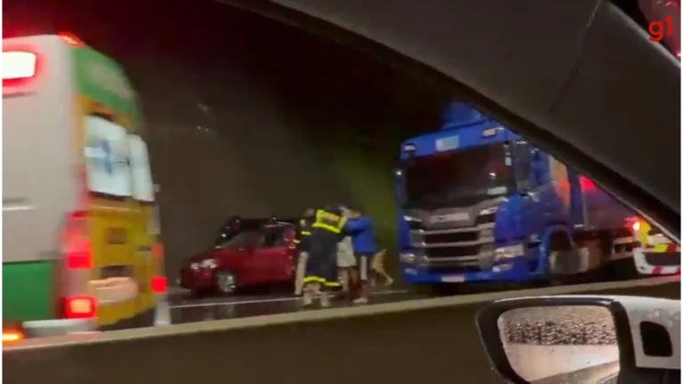 Acidente BR-376 Guaratuba carro caminhão interdição