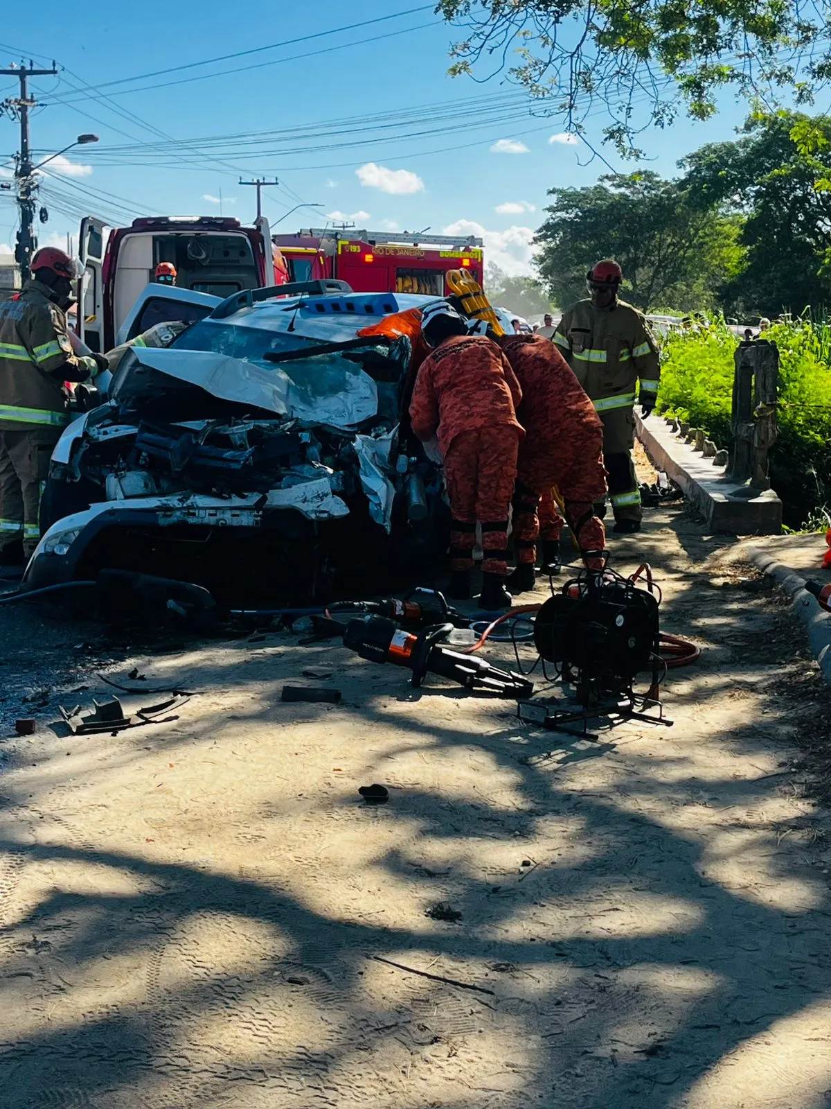 Acidente RJ-106 em Araruama deixa mulher ferida, carro destruído, bombeiros no local