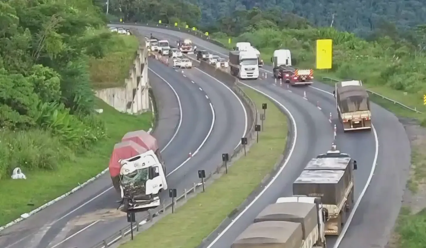 Caminhões acidentados na BR-277 em Morretes, bloqueio de trânsito