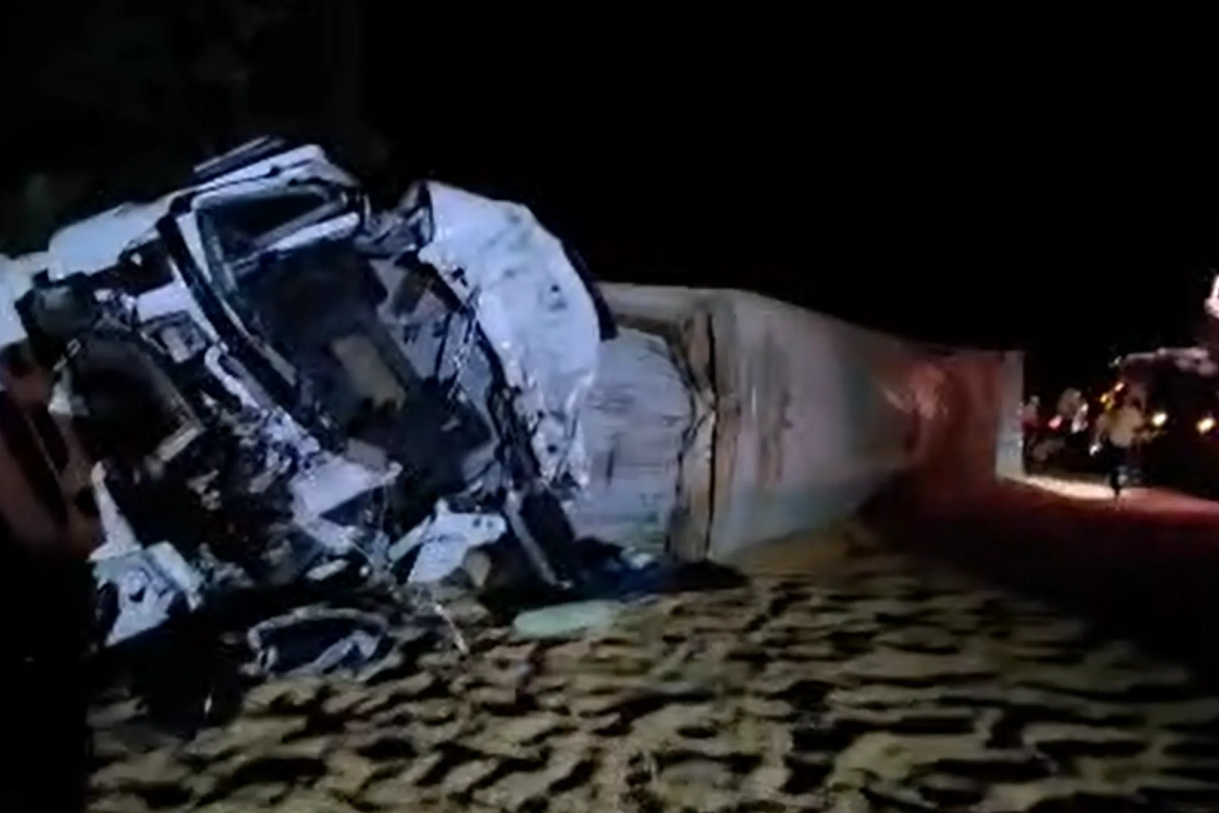 Acidente na BR-277 com caminhões, motorista morto e bloqueio da via