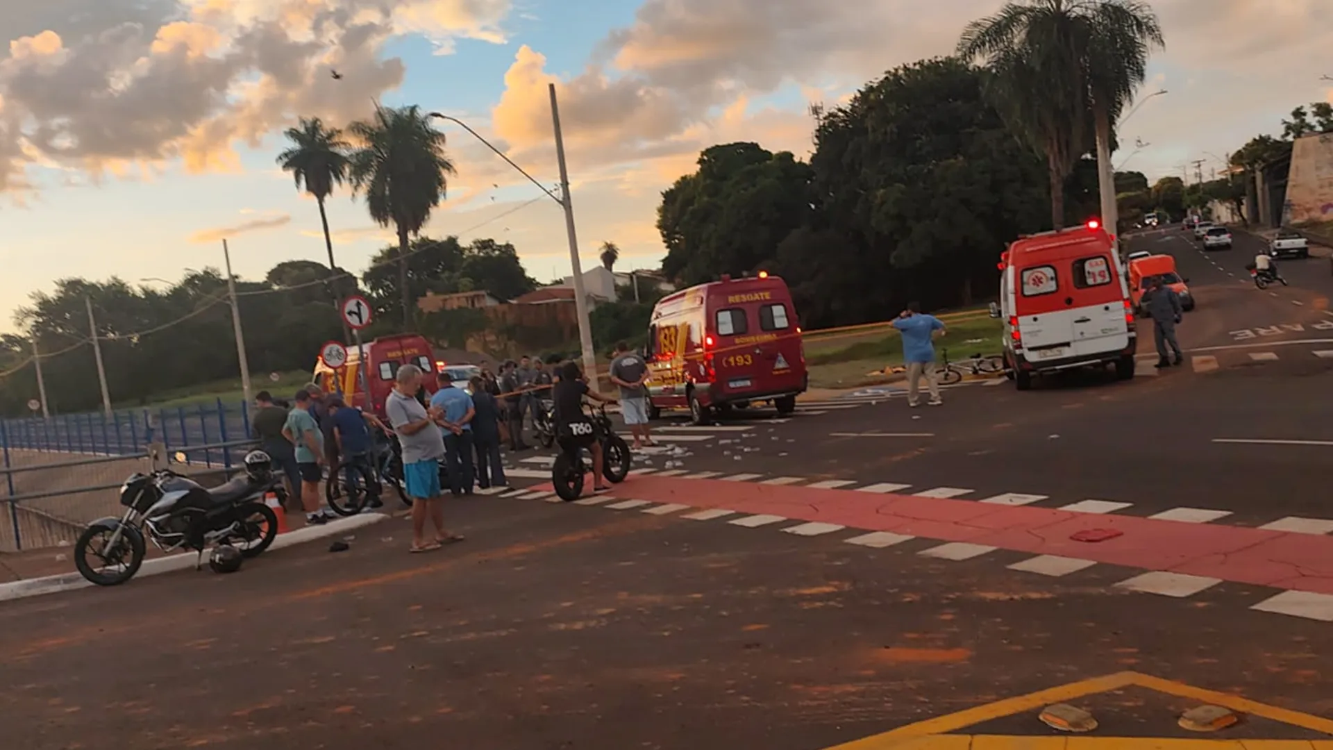 Motocicletas colididas e equipes de resgate atendendo feridos em acidente na Avenida Pompeu de Toledo, Araçatuba.