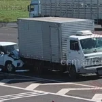 Acidente de trânsito com três veículos em Presidente Bernardes, SP-270, com vítima grave