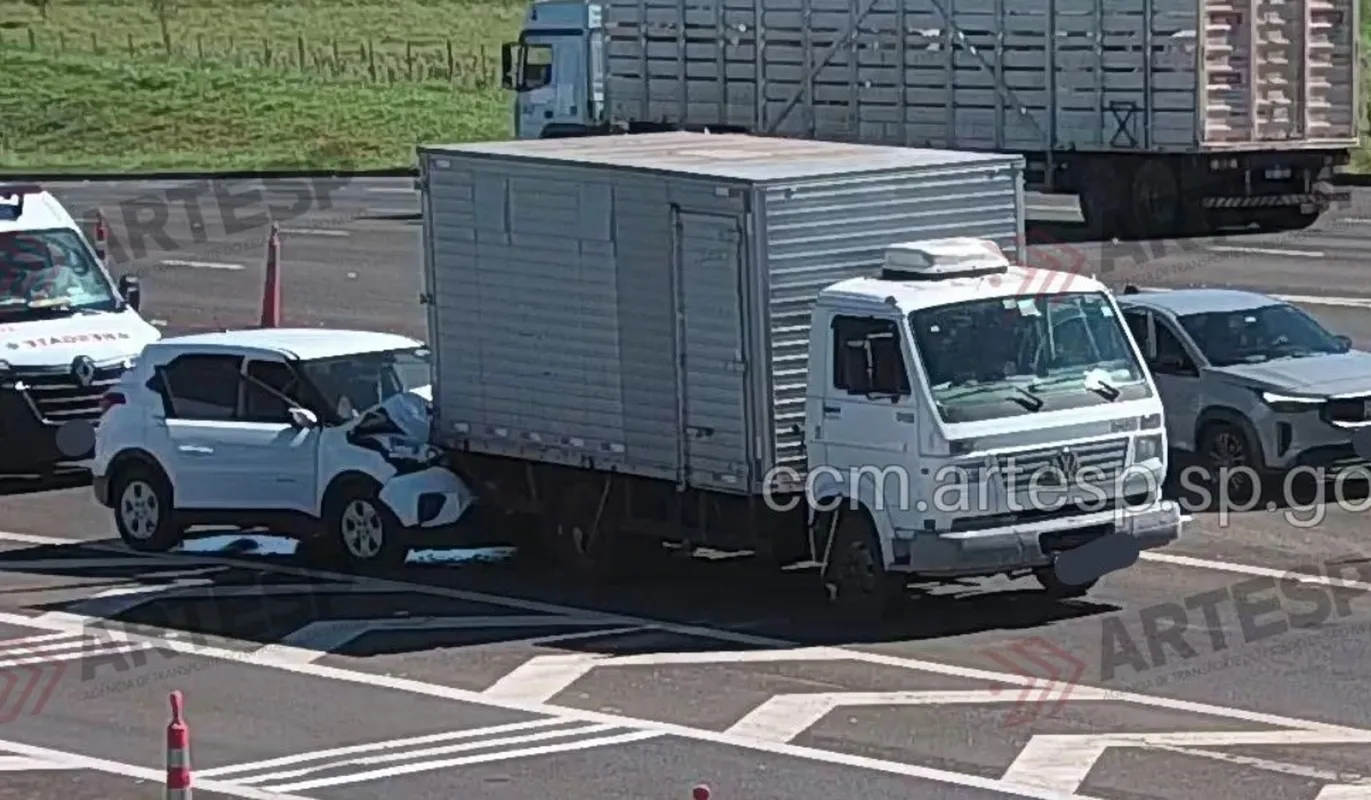 Acidente de trânsito com três veículos em Presidente Bernardes, SP-270, com vítima grave