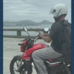 Médicos cuidam de ferido em acidente de moto no Rio