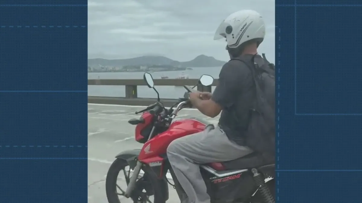 Médicos cuidam de ferido em acidente de moto no Rio