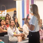 Grupo de pessoas em workshop criativo na Acipi para o Dia da Criatividade 2026