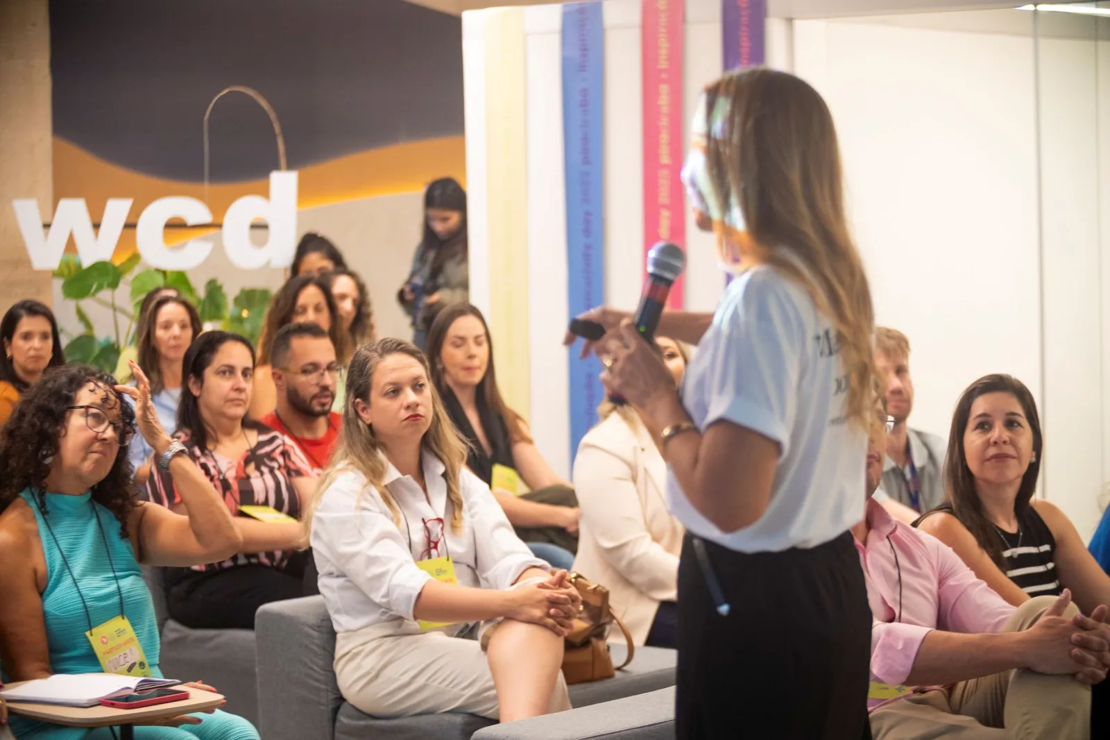 Grupo de pessoas em workshop criativo na Acipi para o Dia da Criatividade 2026