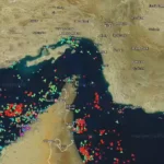 Mapa do Estreito de Ormuz, bandeiras EUA e Irã, navios petroleiros