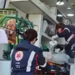 Taco de sinuca em mesa de bilhar, com fundo de tribunal, representando a condenação de Estefano Torres Figueiredo em Caxambu, MG.