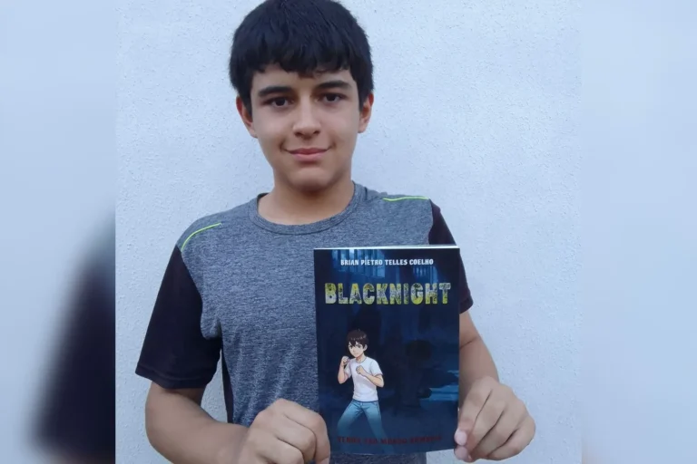 Jovem Brian Coelho escrevendo seu livro, um adolescente com autismo e TDAH