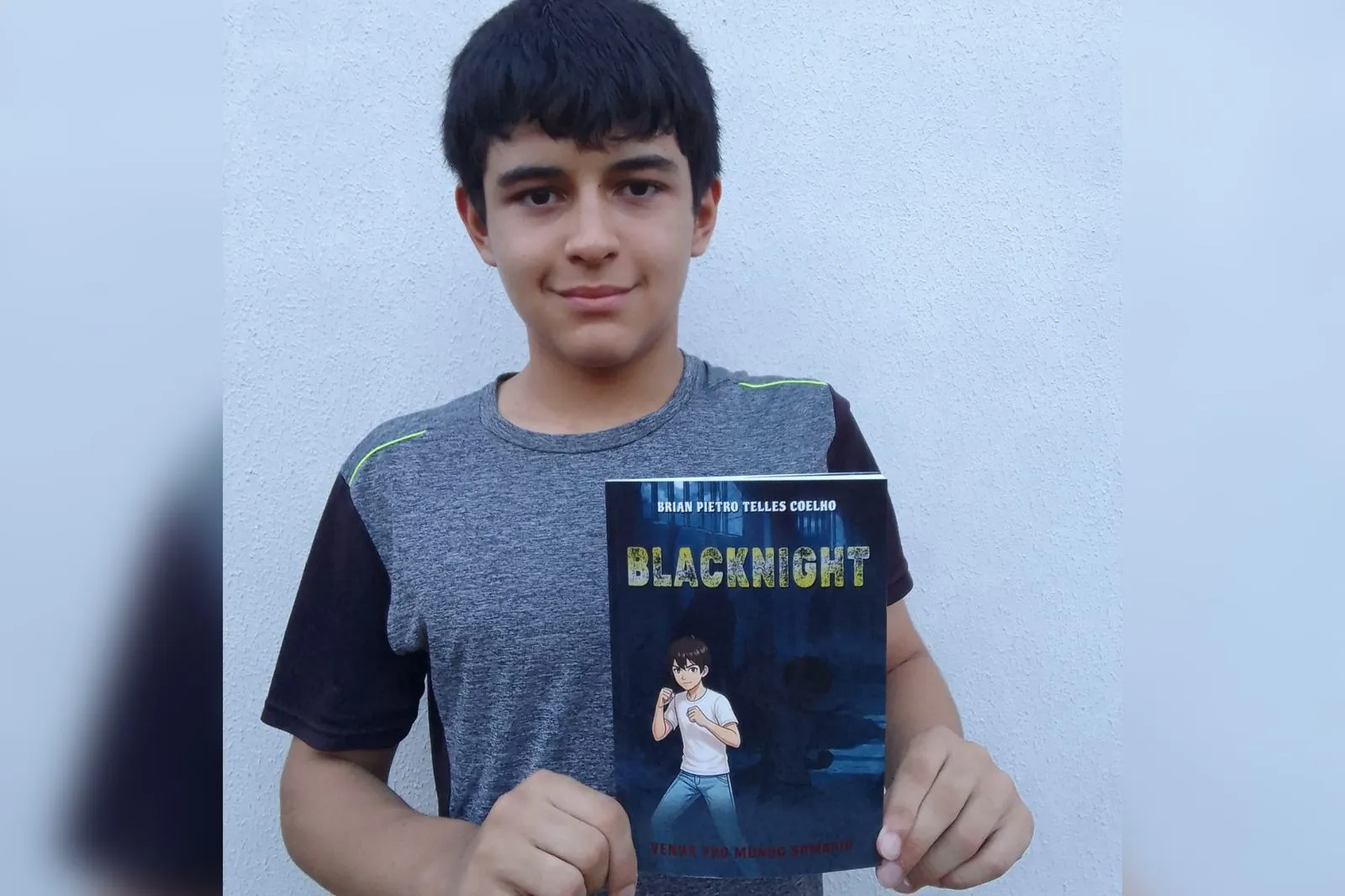 Jovem Brian Coelho escrevendo seu livro, um adolescente com autismo e TDAH