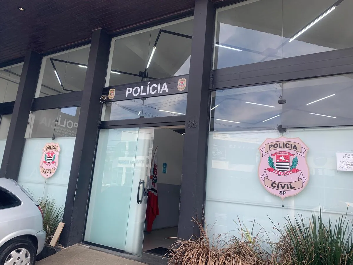 Jovem sendo detido por populares em um posto de gasolina em Mogi das Cruzes, após tentativa de assalto a um veículo