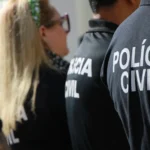 Carro de polícia em estacionamento de shopping após sequestro em Salvador