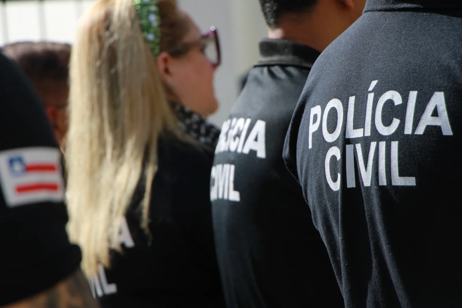 Carro de polícia em estacionamento de shopping após sequestro em Salvador