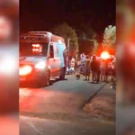 Cena noturna com viatura policial em Riolândia, local onde adolescente foi baleado