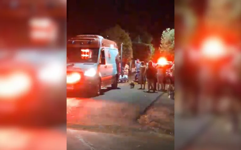 Cena noturna com viatura policial em Riolândia, local onde adolescente foi baleado