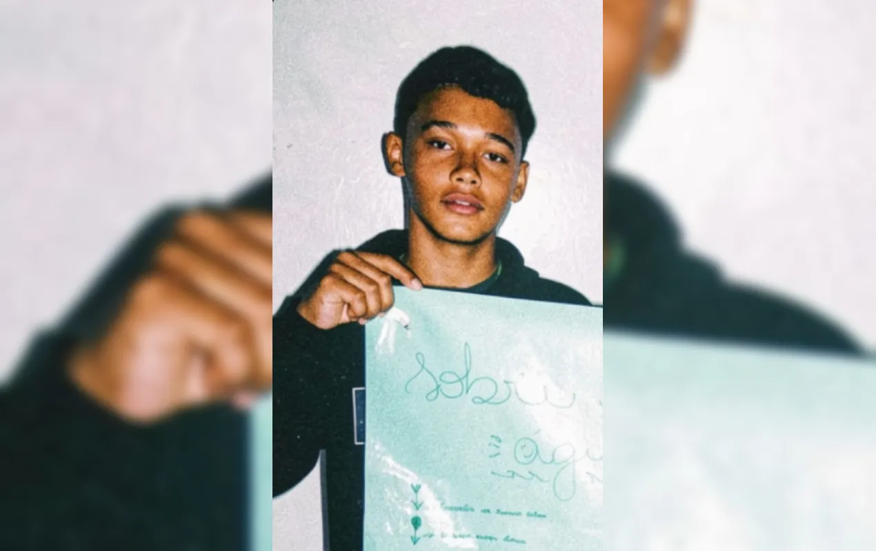 Imagem noturna do local do atropelamento em Assis, com bicicleta e luzes de polícia