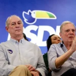 Ciro Gomes e Aécio Neves, políticos, conversando no ambiente do Congresso Nacional