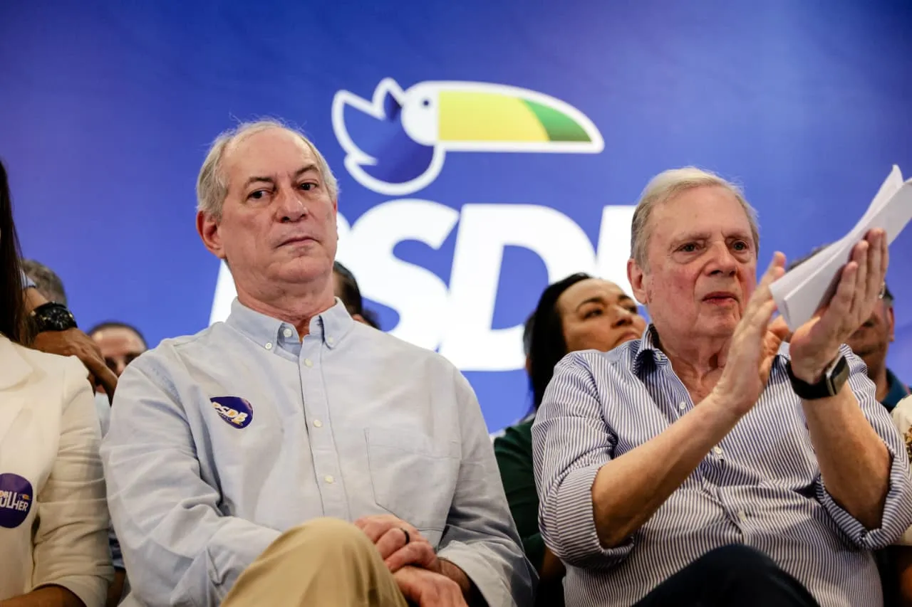 Ciro Gomes e Aécio Neves, políticos, conversando no ambiente do Congresso Nacional