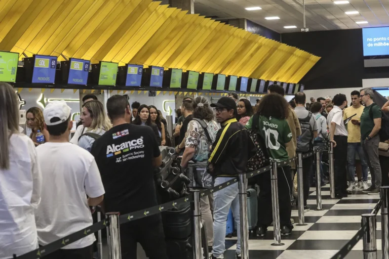 Imagem de aeroporto movimentado com voos cancelados