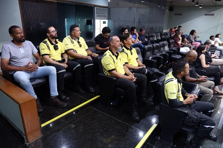 Agente de trânsito de Uberlândia com taser e tonfa