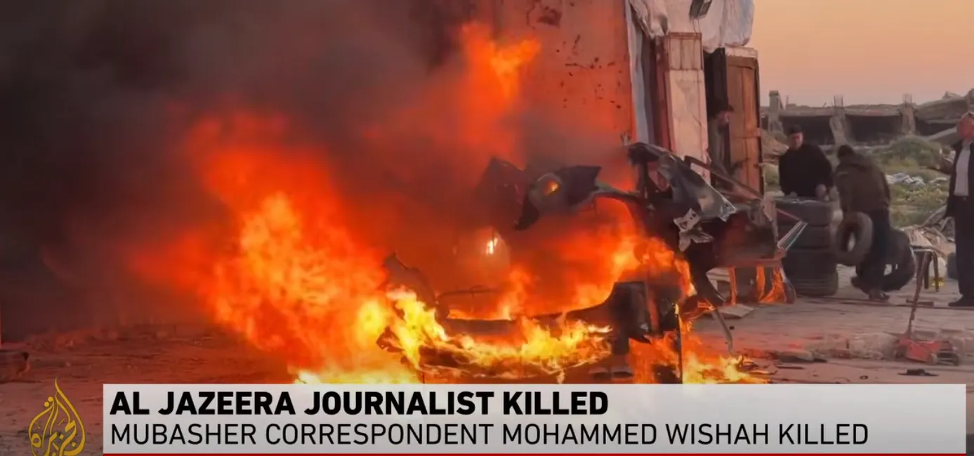 Memorial com microfone e câmera em Gaza, em homenagem a jornalistas falecidos