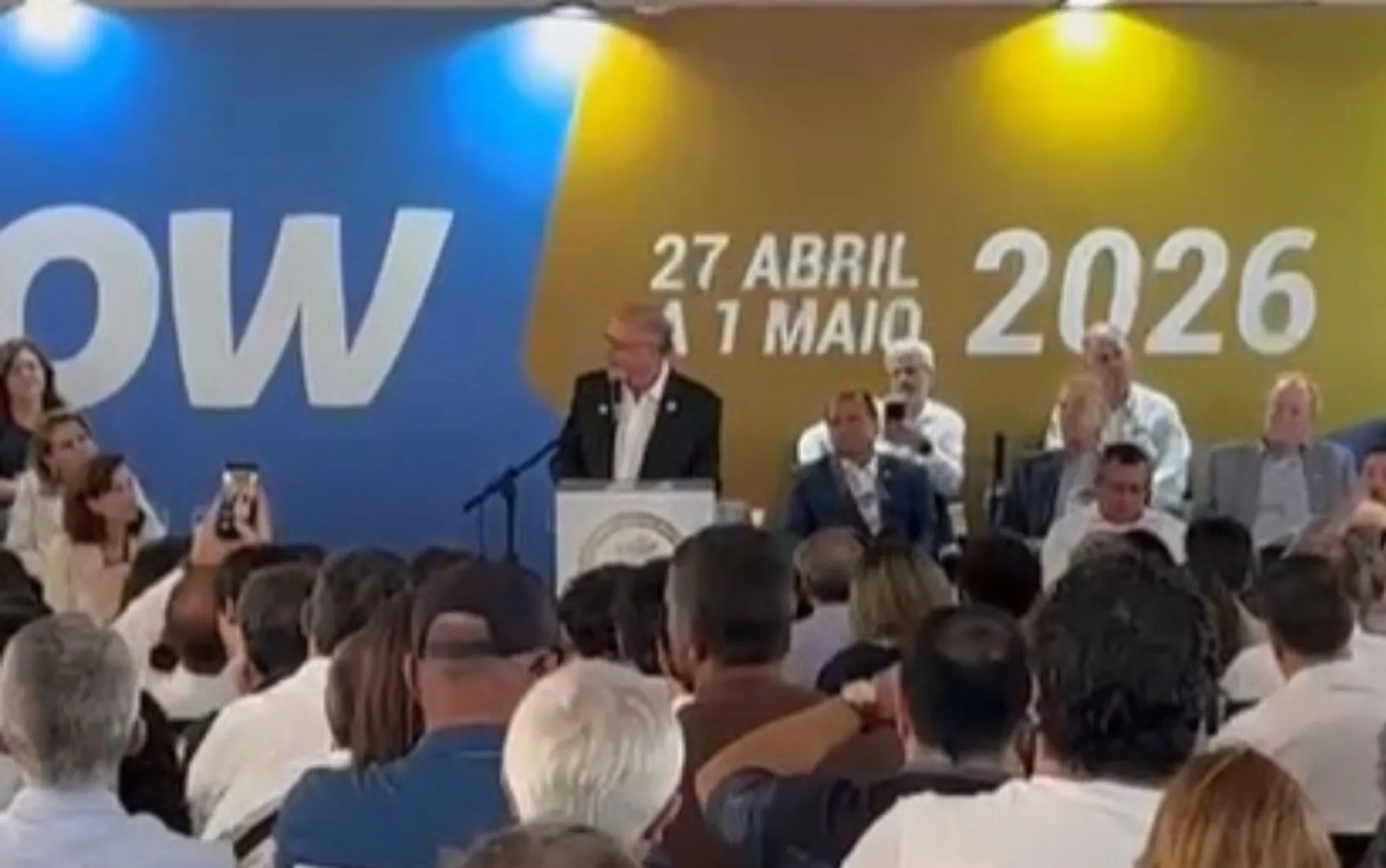 Tratores e colheitadeiras em campo, representando financiamentos de máquinas agrícolas com juros reduzidos pelo Move Agrícola.