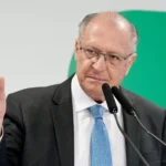 Representação visual do debate sobre a taxa das blusinhas, impostos de importação, e proteção da indústria e empregos brasileiros.