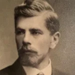 Pessoa pesquisando em mecanismo de busca online por informações de ancestrais nazistas