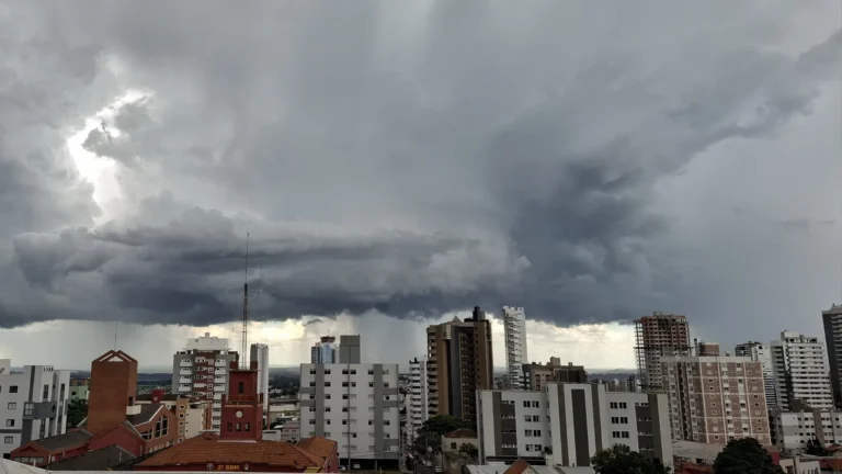 Chuvas fortes no Paraná, tempo chuvoso, enchente, alerta meteorológico