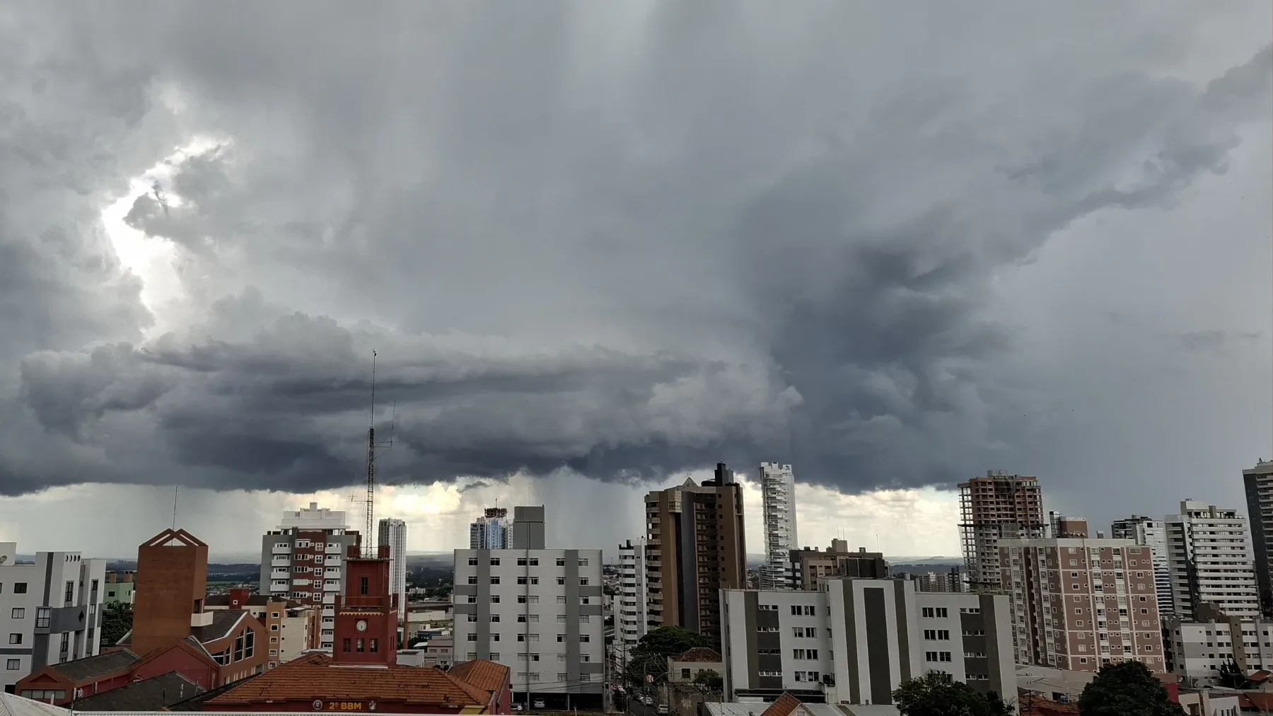 Chuvas fortes no Paraná, tempo chuvoso, enchente, alerta meteorológico