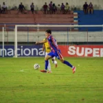 Times sergipanos Confiança e Itabaiana em campo de futebol, com expressão de preocupação após derrotas na Série C.