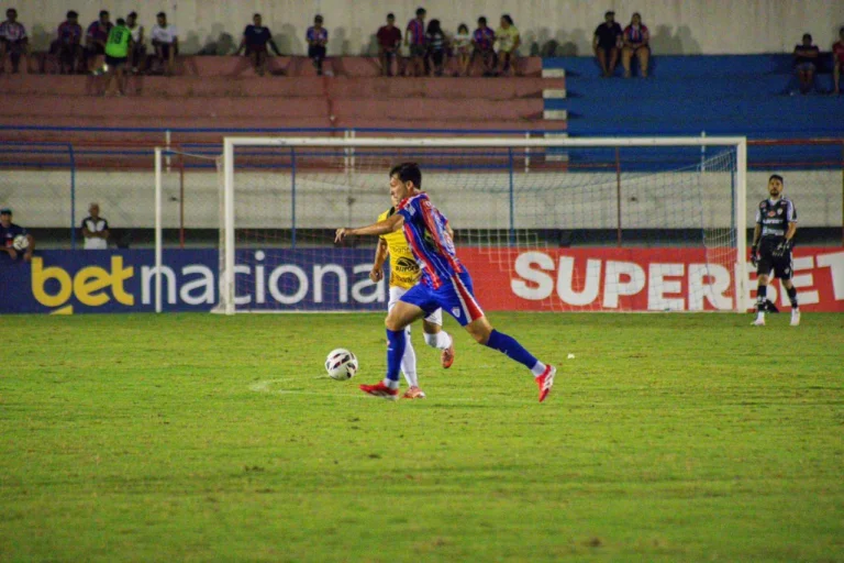 Times sergipanos Confiança e Itabaiana em campo de futebol, com expressão de preocupação após derrotas na Série C.
