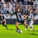 Jogador Alex Bruno do ASA comemorando gol em partida