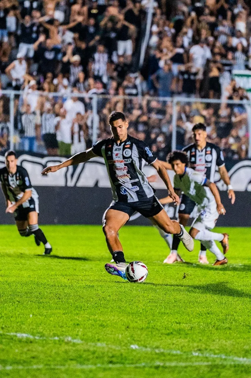 Jogador Alex Bruno do ASA comemorando gol em partida