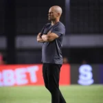 Alex de Souza, técnico do Athletic, no banco de reservas após derrota em jogo de futebol