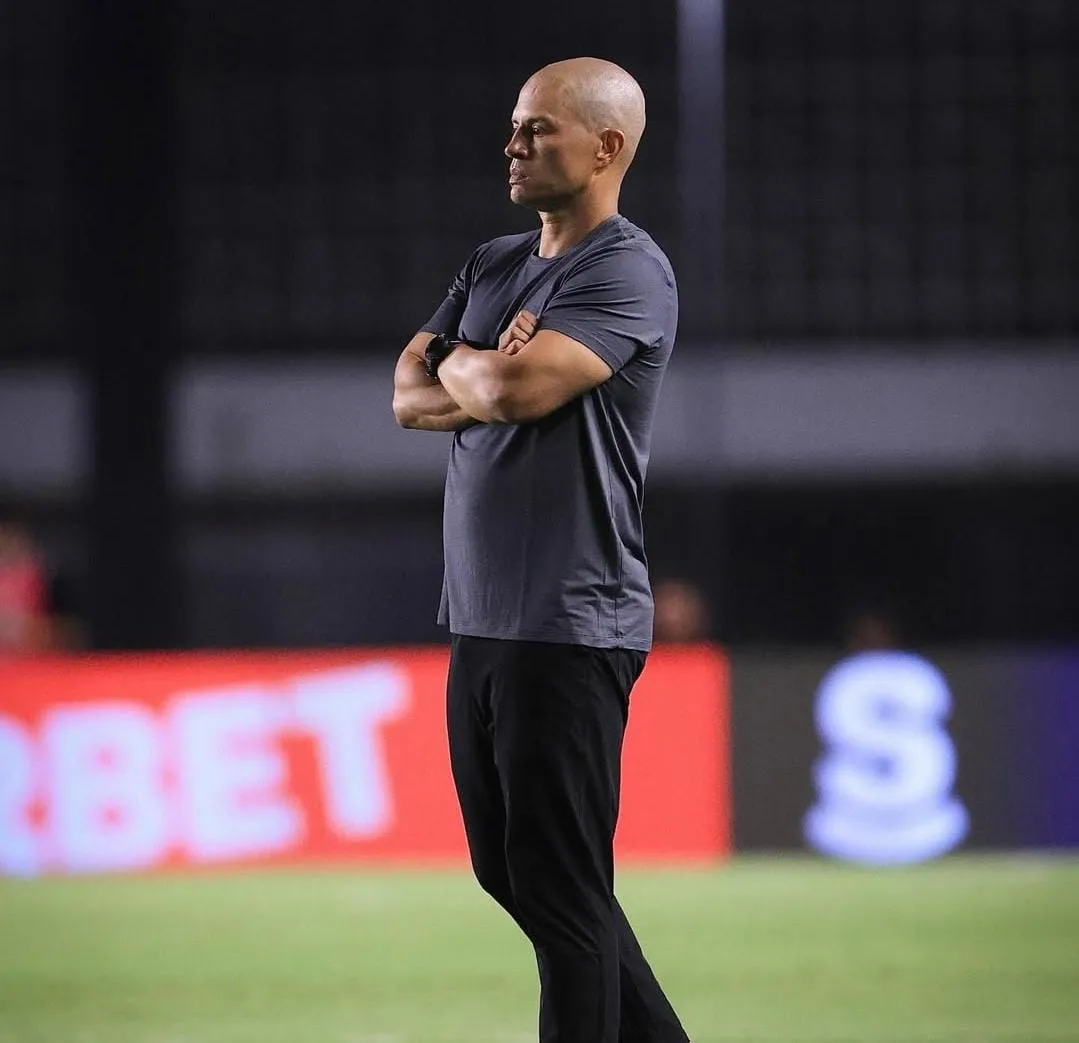 Alex de Souza, técnico do Athletic, no banco de reservas após derrota em jogo de futebol