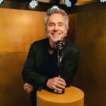 Ator Alexandre Nero no palco do Troféu Imprensa recebendo seu prêmio e revelando sua timidez ao público.