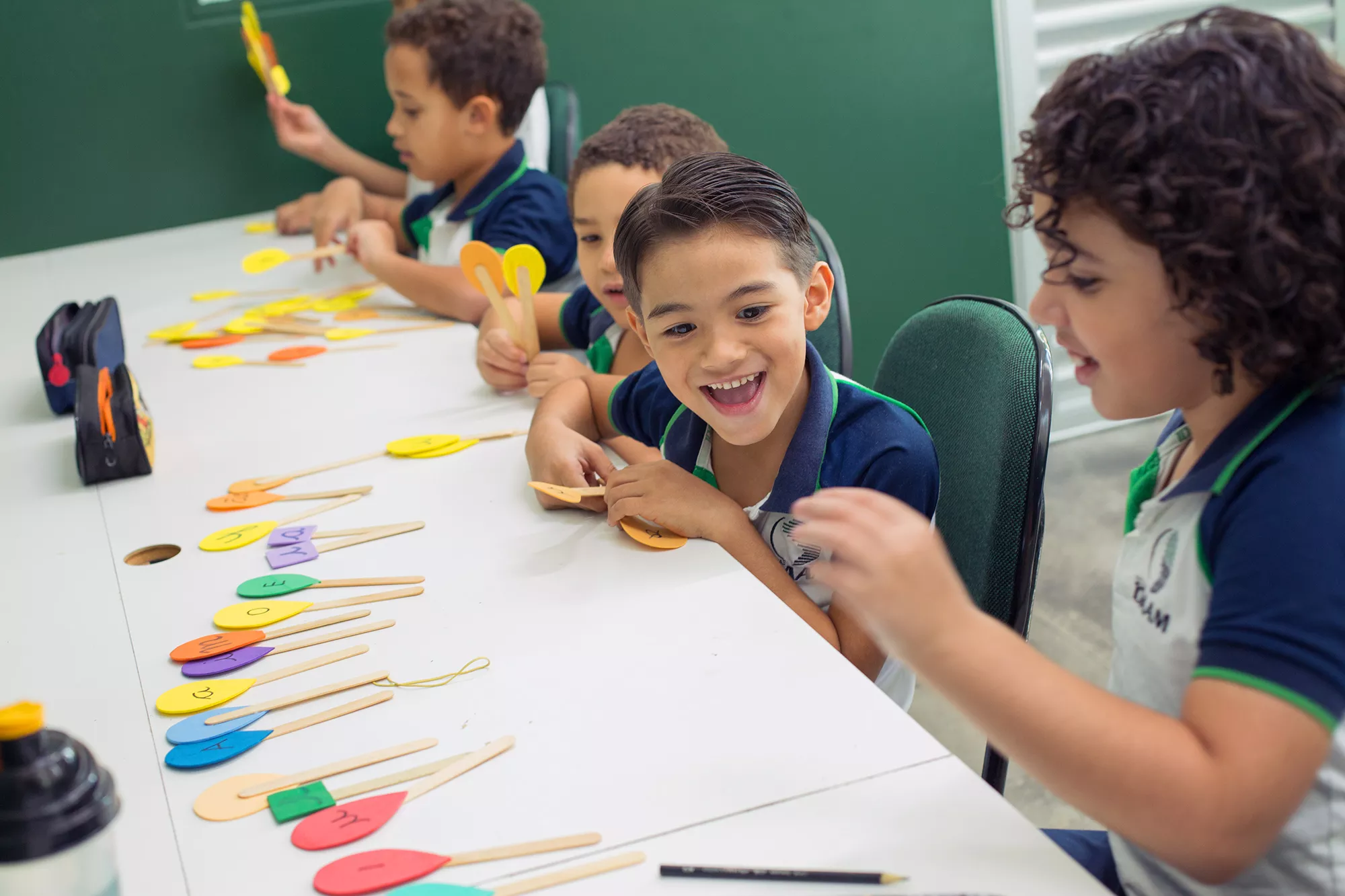 Crianças em aula de alfabetização, leitura e aprendizado