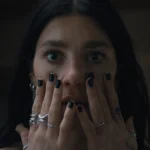 Rachel, protagonista da série Algo Horrível Vai Acontecer, com medo em mansão escura